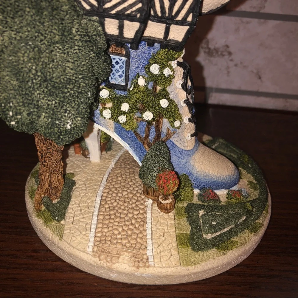 The shoemaker’s dream clocktower boot figurine‎ John Herbert 1990 John Hine